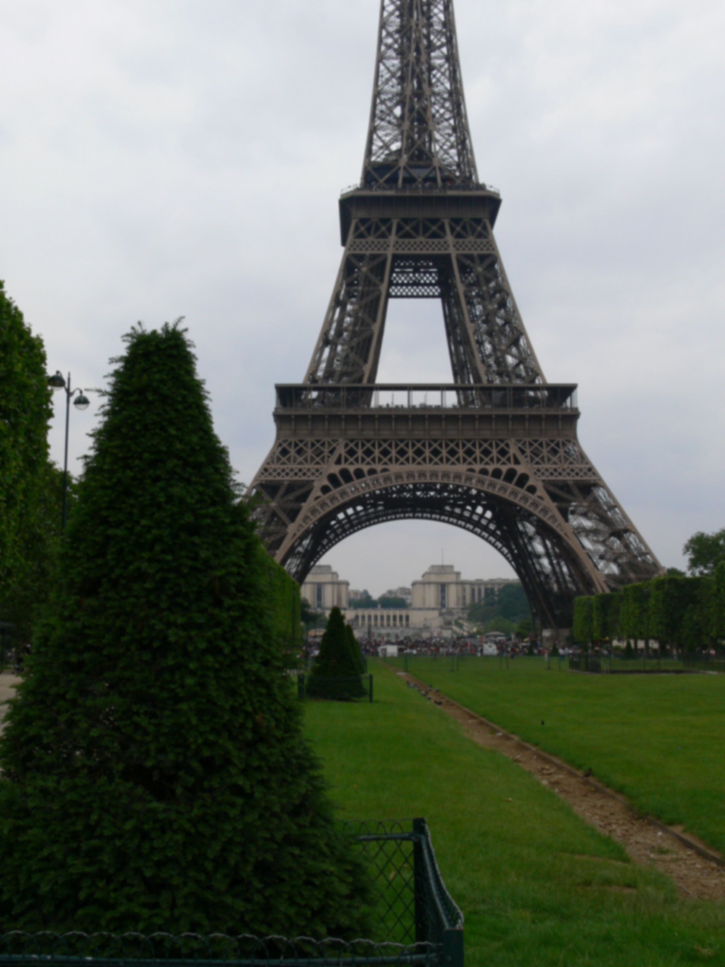 Foto borrosa con torre Eiffel..