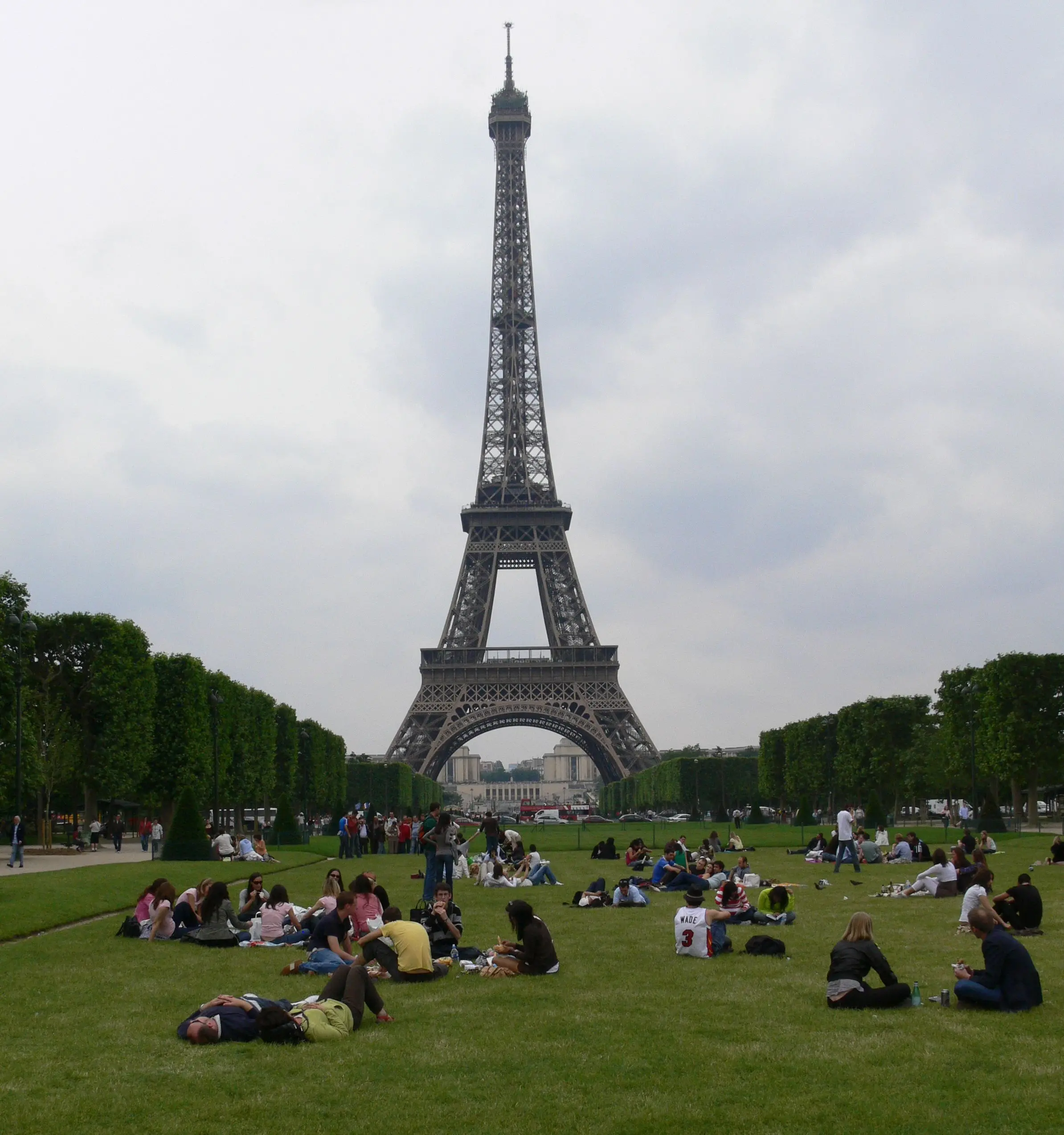 Personas en la foto de la Torre Eiffel..
